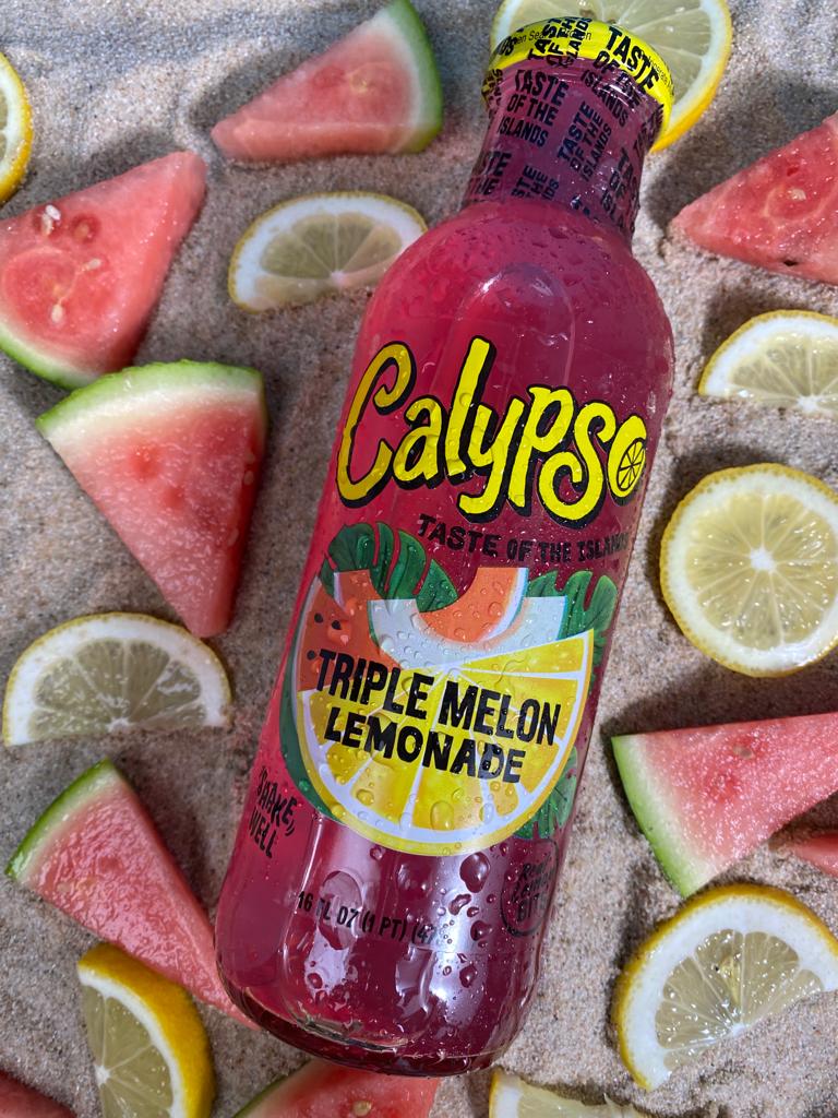 Calypso Triple Melon Lemonade auf Sand mit Wassermelonenscheiben und Zitronen